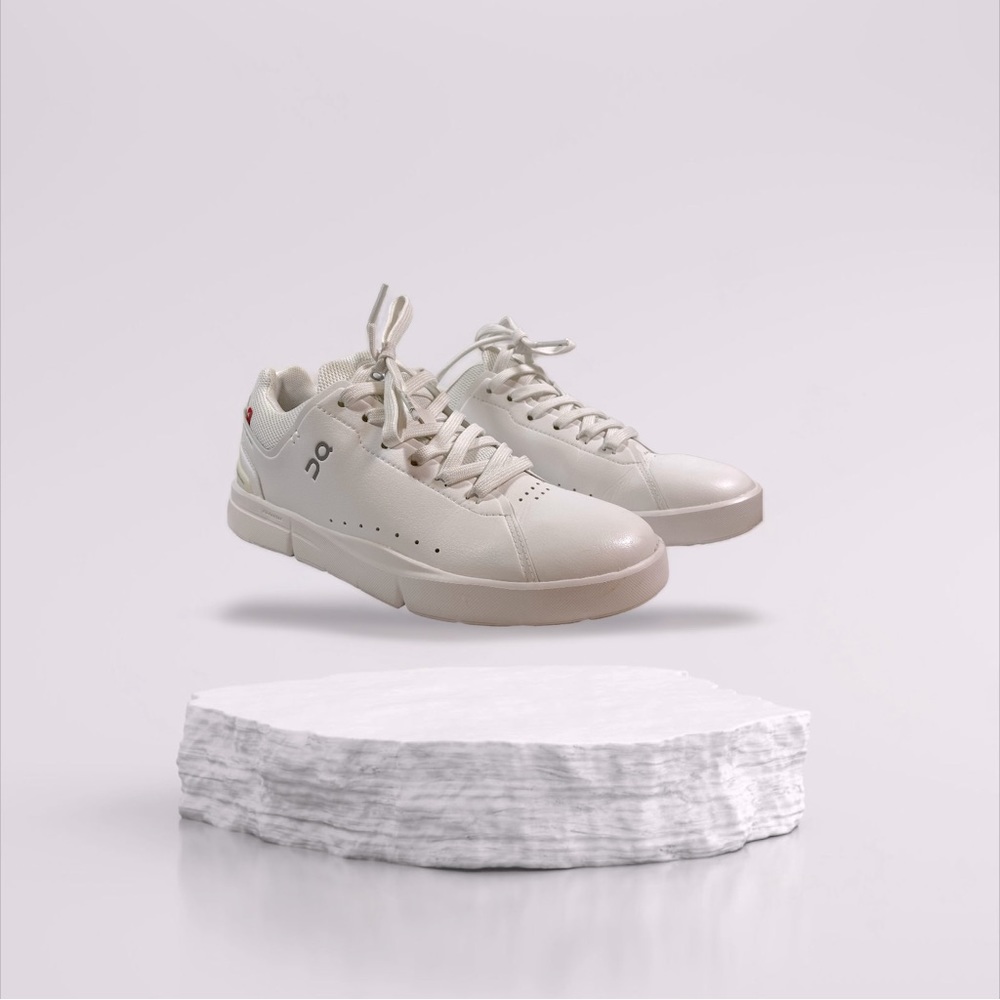 On Women’s The Roger Advantage Sneakers White Size 8